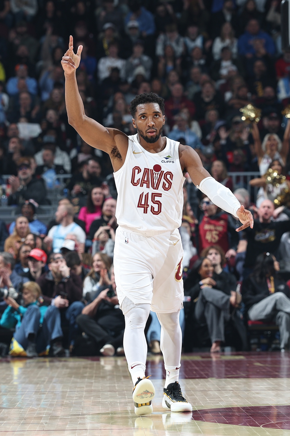  表現(xiàn)不俗！米切爾14投10中得到23分3板8助2斷 正負(fù)值+15