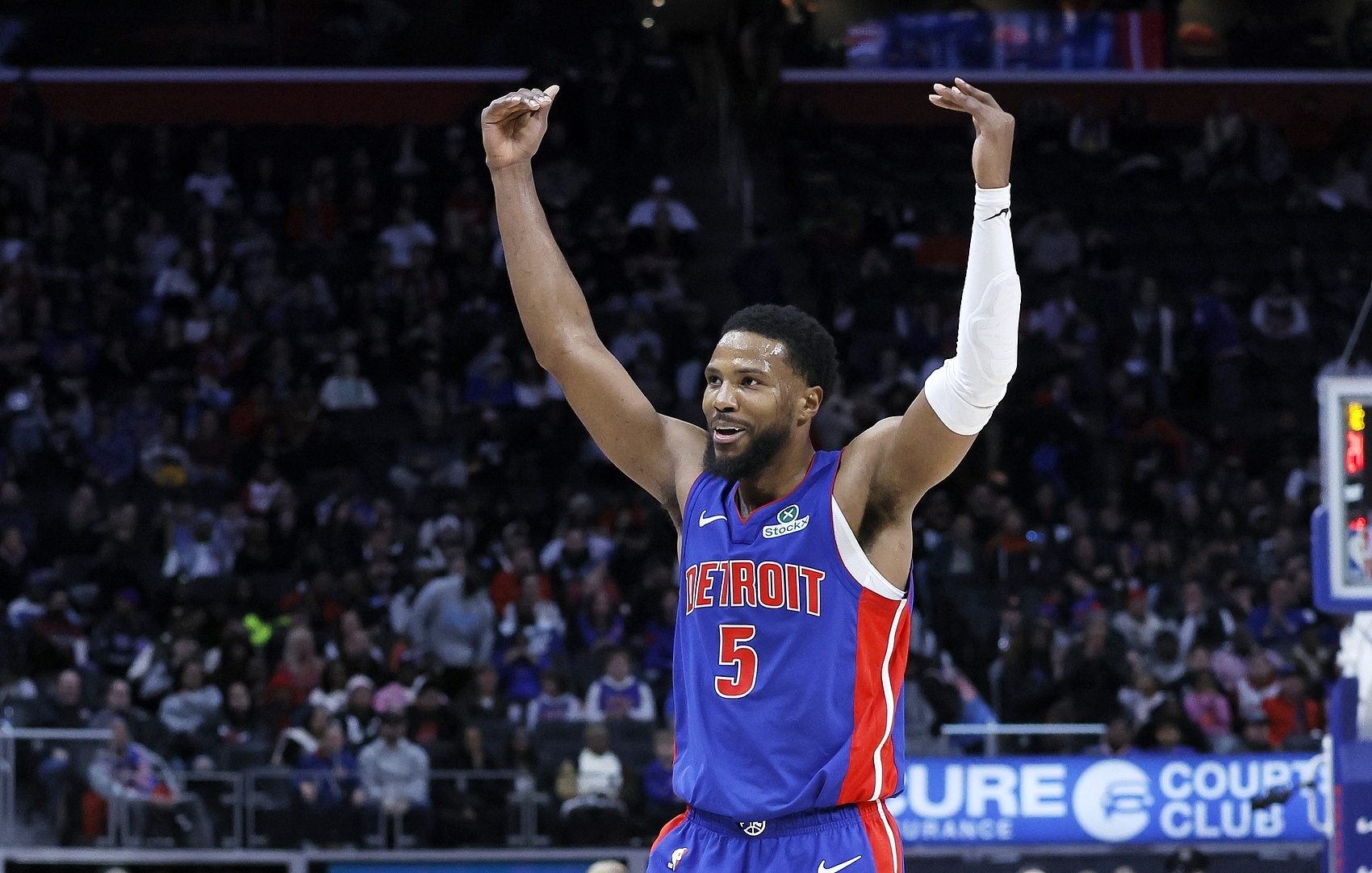  殺瘋了！比斯利半場(chǎng)11中7&5記三分砍下20分2板 正負(fù)值+21