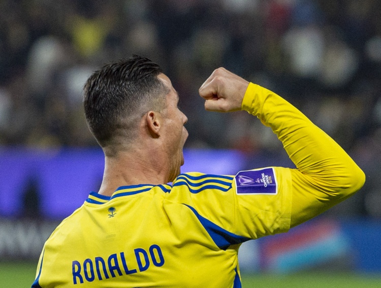  米多怒噴C羅：他從不給隊(duì)友傳球，要是角球能破門他也會(huì)直接射