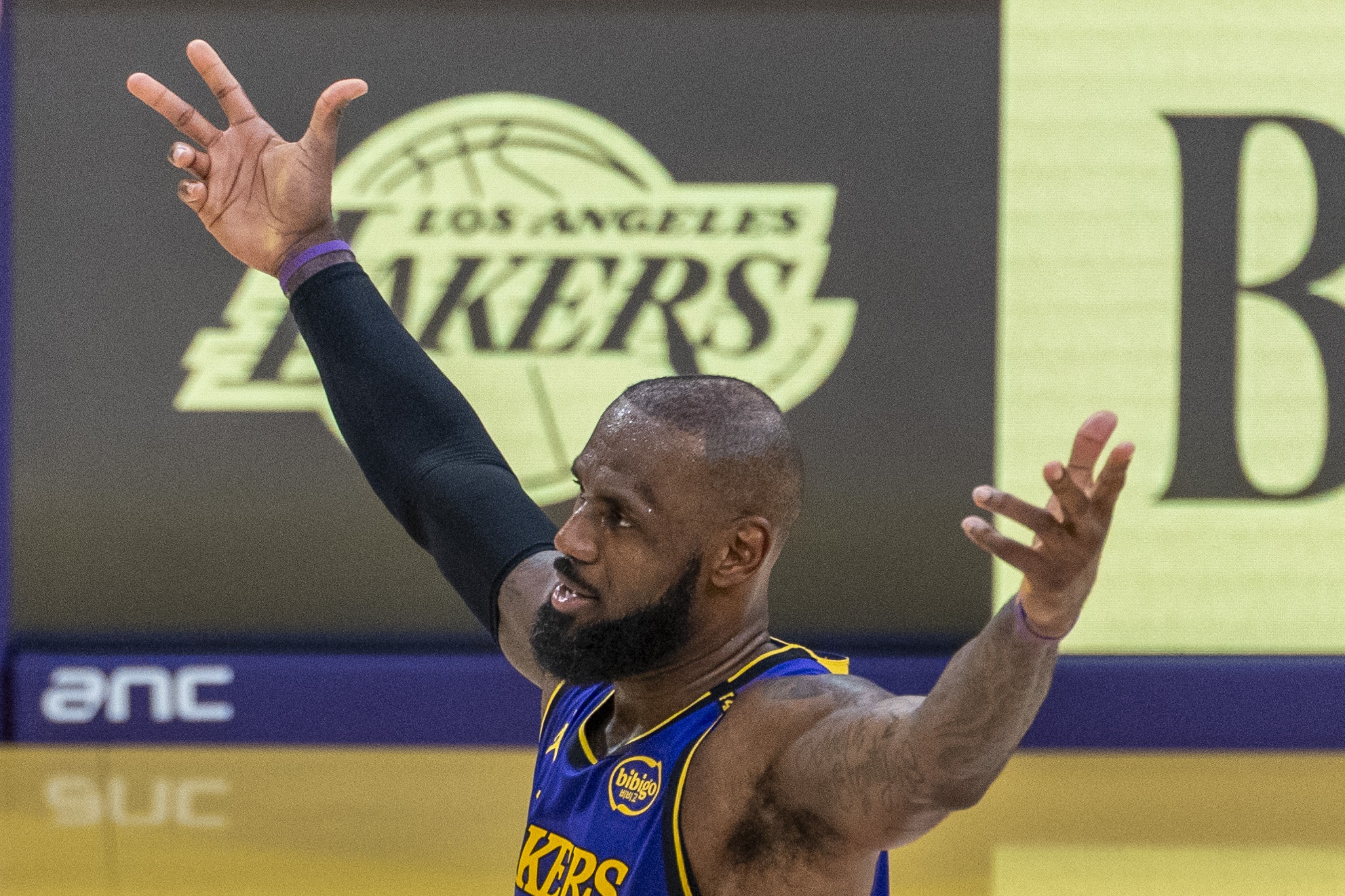  內(nèi)外開(kāi)花！詹姆斯首節(jié)4中3拿到7分2板2助 三分1中1