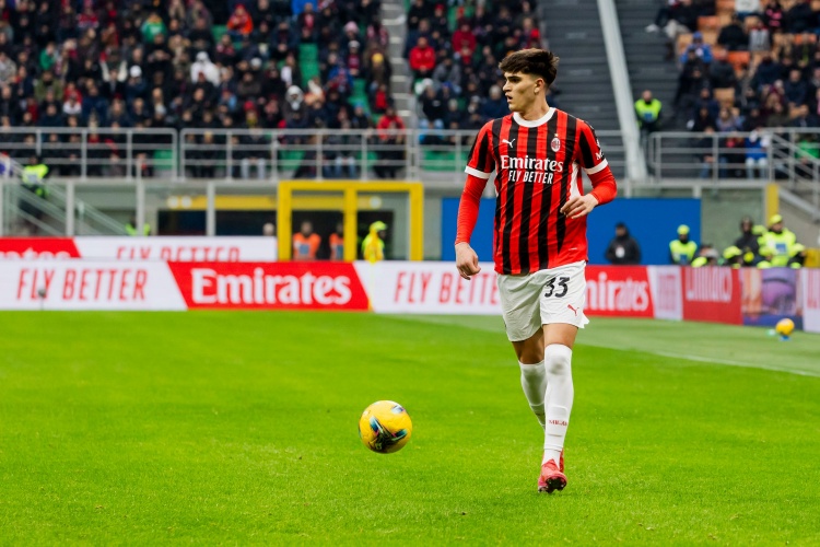  合同明夏到期！記者：米蘭正和19歲左后衛(wèi)巴特薩基就續(xù)約展開談判