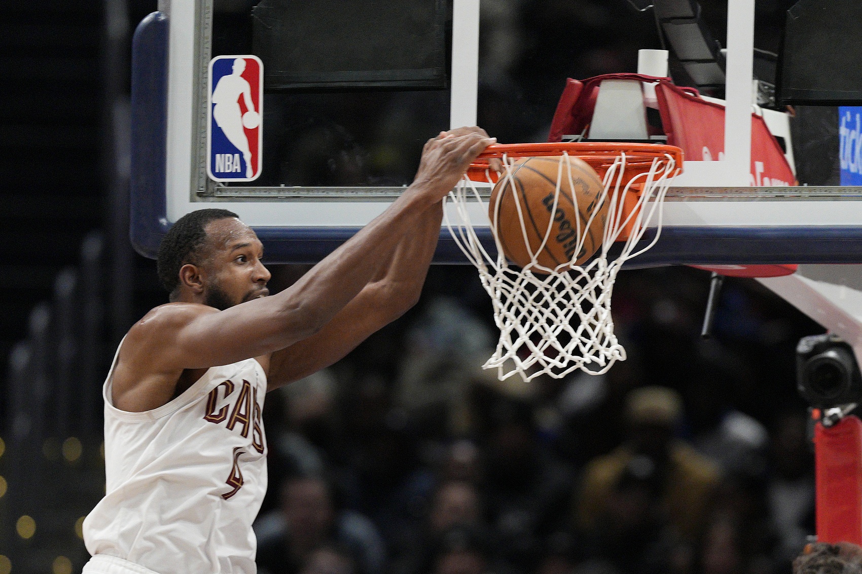  攻防真滴穩(wěn)！小莫布里19中12砍下28分10板6助2斷4帽 拿到4前場(chǎng)板