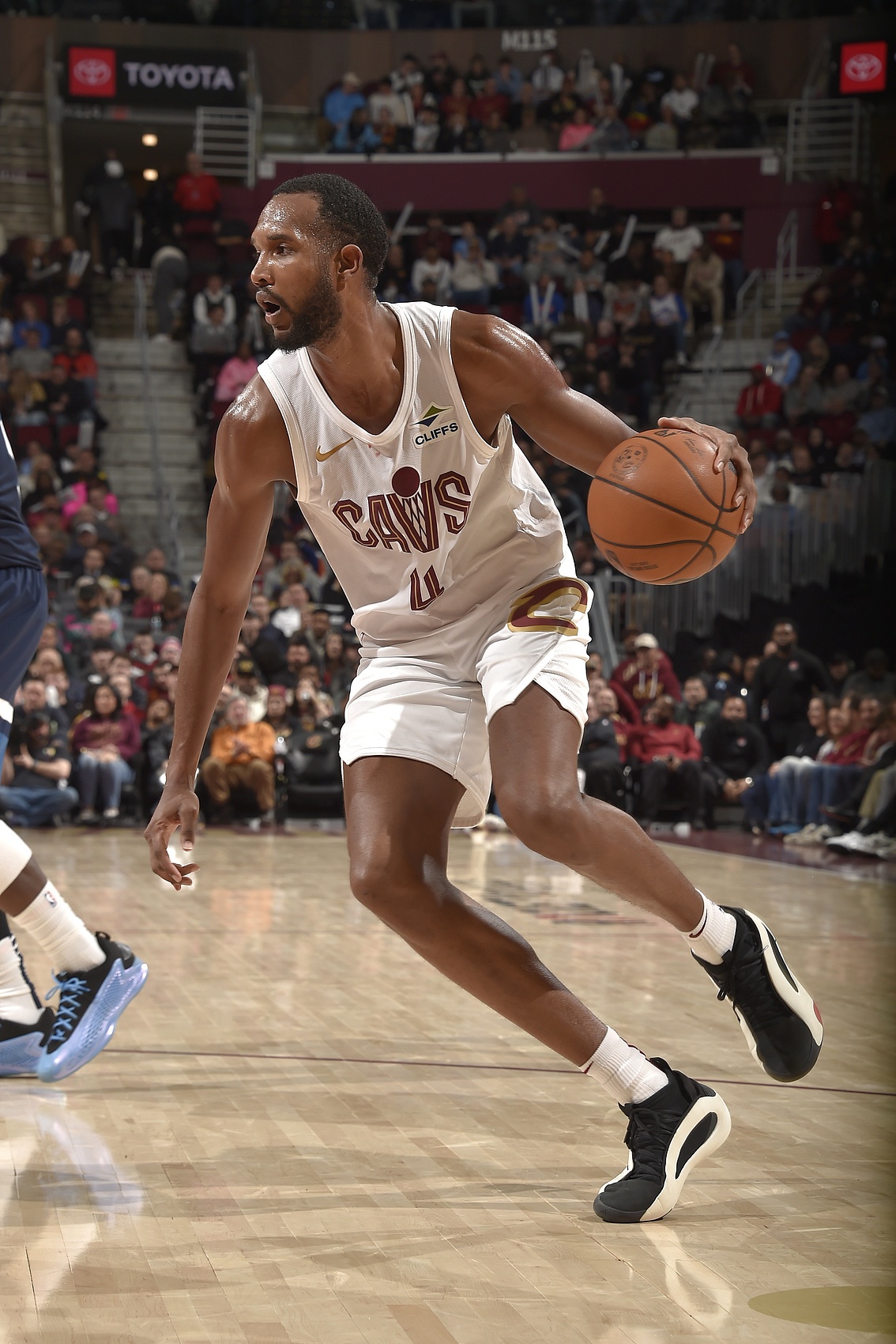  全面表現(xiàn)！莫布里11中6拿到12分15板5助2帽 正負(fù)值+20