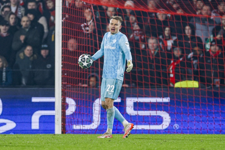  頭部兩度受傷仍完成比賽，費耶諾德門將：是足球的一部分，習(xí)慣了