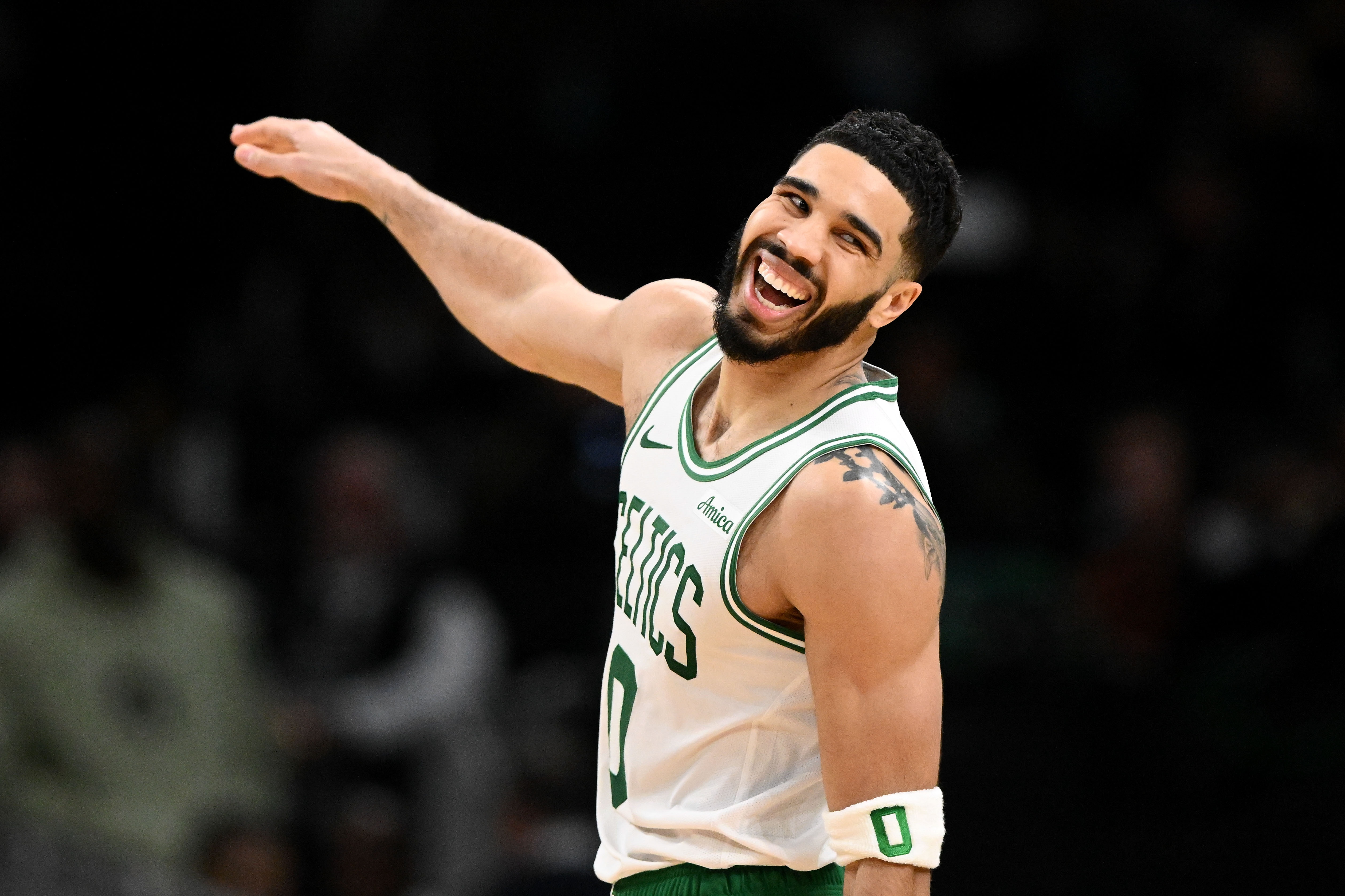  小試牛刀！塔圖姆4投3中拿到6分2板2助1帽 制勝三分可惜沒進(jìn)