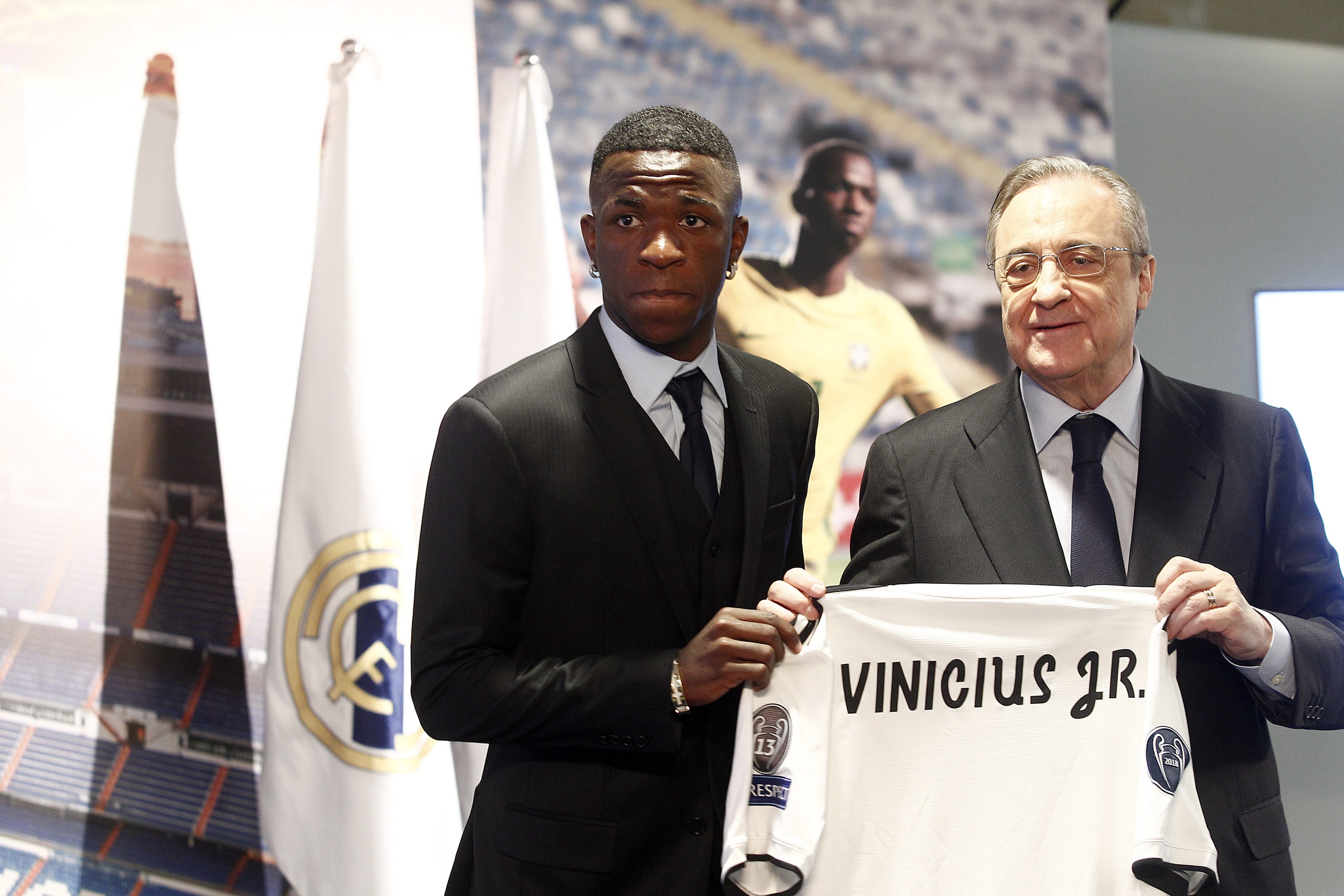  真不知道or公開(kāi)喊話？維尼修斯：完全不知沙特報(bào)價(jià)，想和主席談?wù)? class=