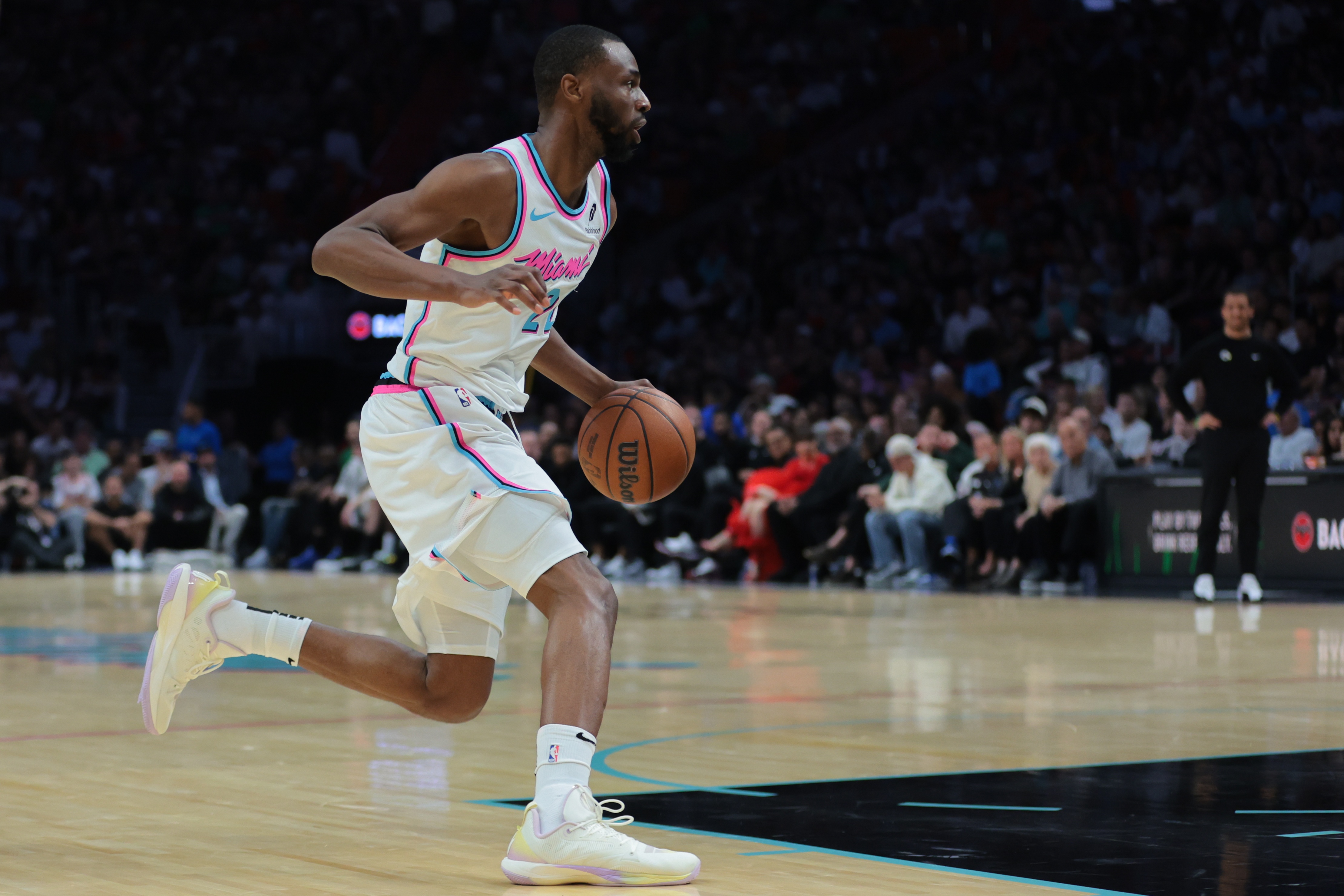  關(guān)鍵中投收比賽！維金斯15中6&三分6中2拿到16分5板3助