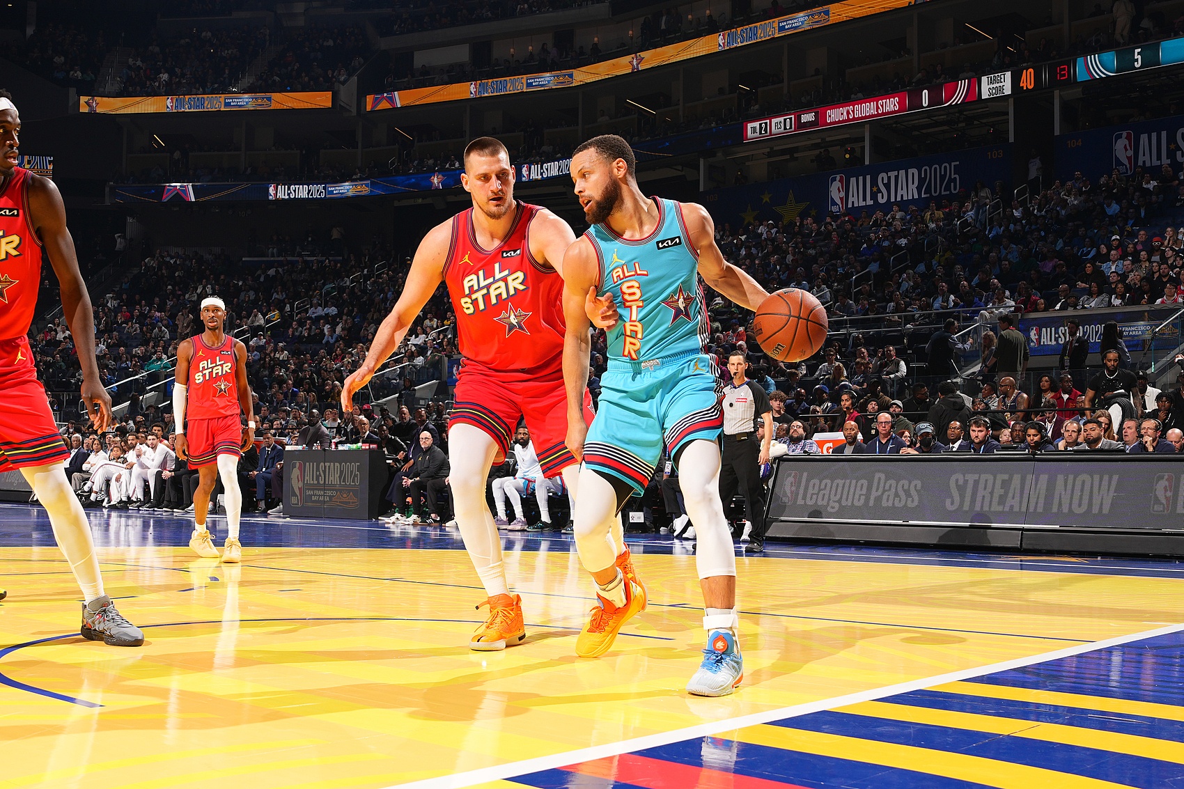  主場(chǎng)作戰(zhàn)！庫(kù)里三分8中4得12分4板2斷 騎射三分+Logo超遠(yuǎn)秀翻