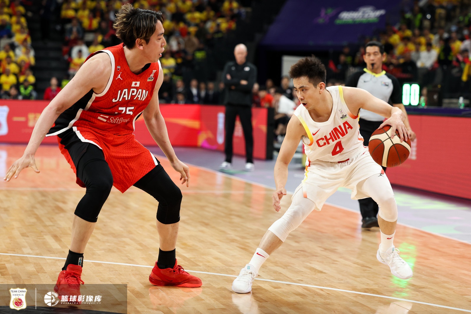  2015年中國(guó)男籃奪亞錦賽冠軍！趙繼偉：一眨眼過(guò)了十年 加油吧