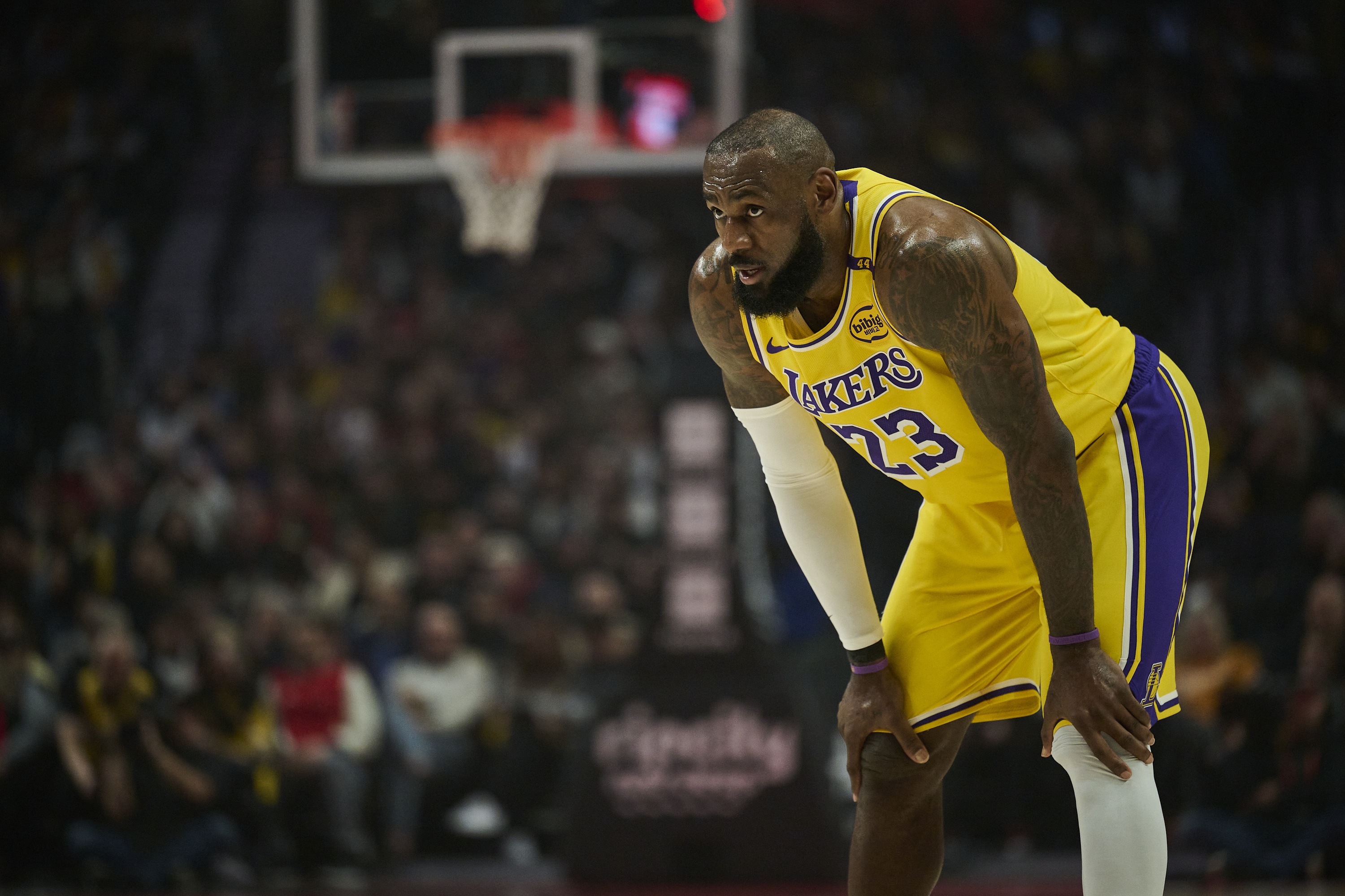  背靠背打得可以！詹姆斯半場11中7拿下16分5板3助2斷 5次失誤