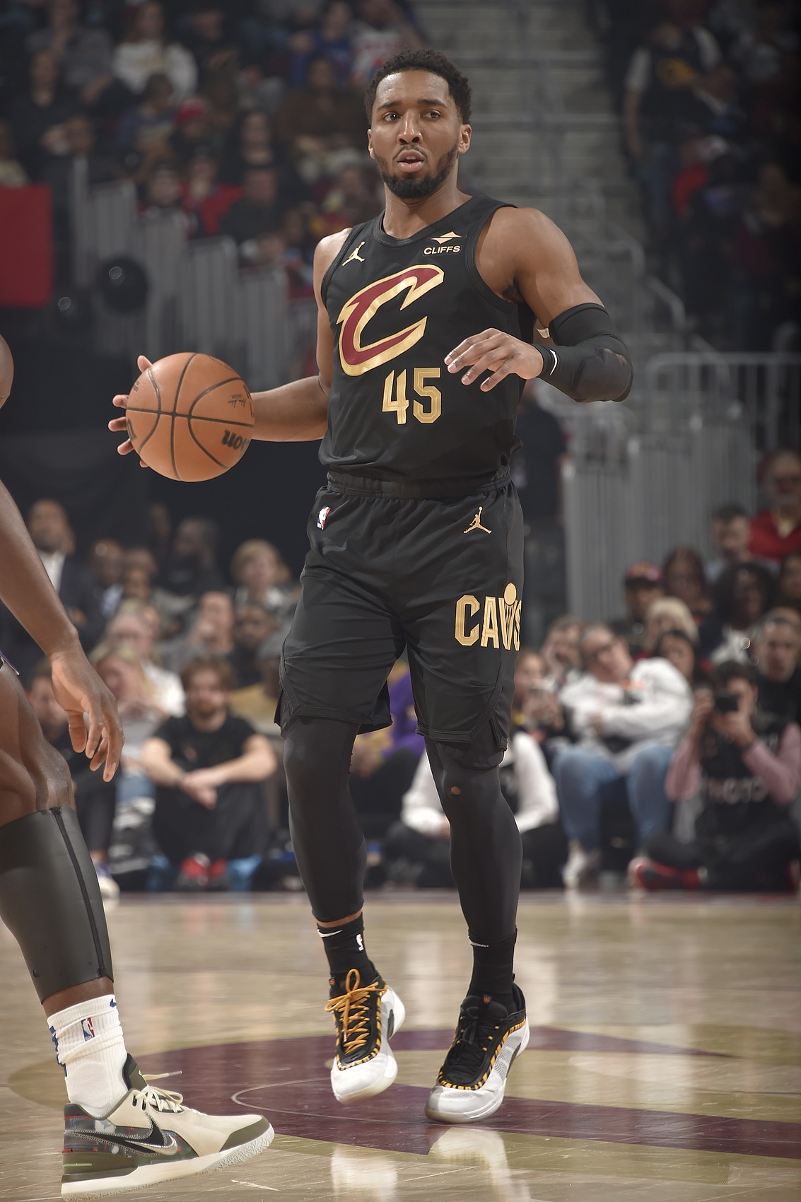  游刃有余！米切爾上半場24分打花比賽 全場15中10砍下27分