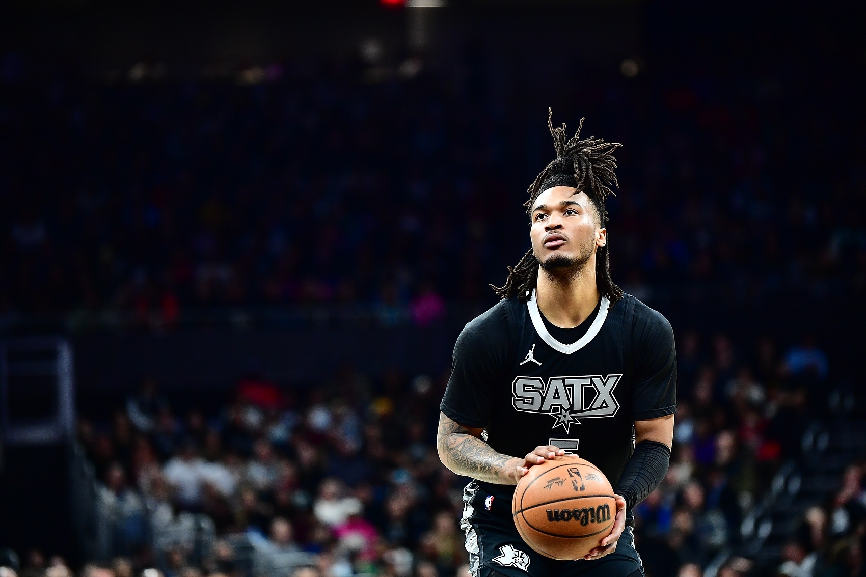  巴恩斯：卡斯?fàn)柕男判恼诓粩嘣鲩L 見證這一點(diǎn)是件很有趣的事