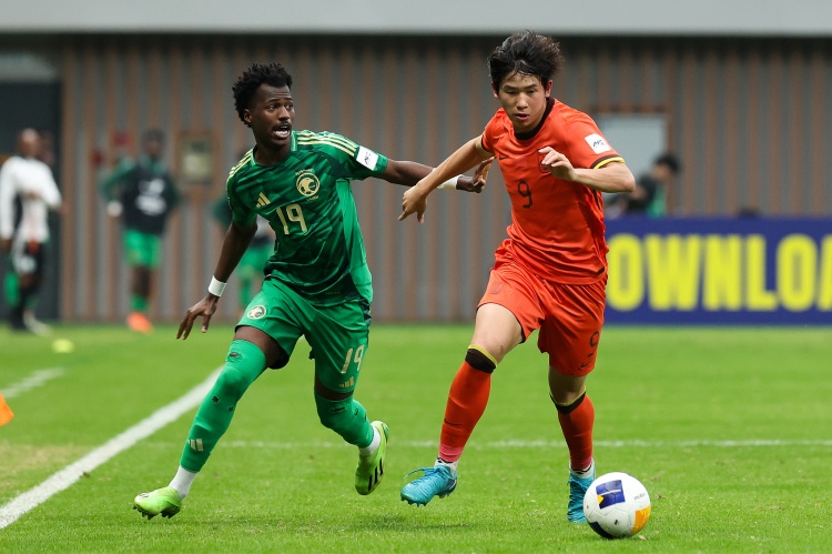  李璇：同事說(shuō)中國(guó)足球跟拼夕夕砍一刀很像，看著一定行總會(huì)差一點(diǎn)