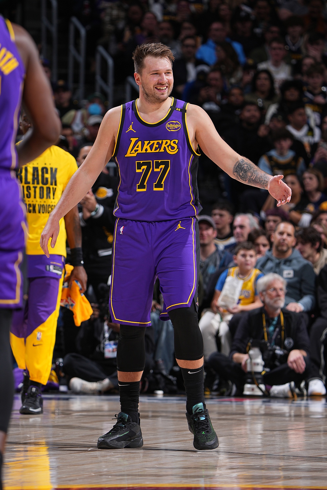  時(shí)隔49年！東契奇砍至少15分15板10助2斷2帽 隊(duì)史賈巴爾后首人