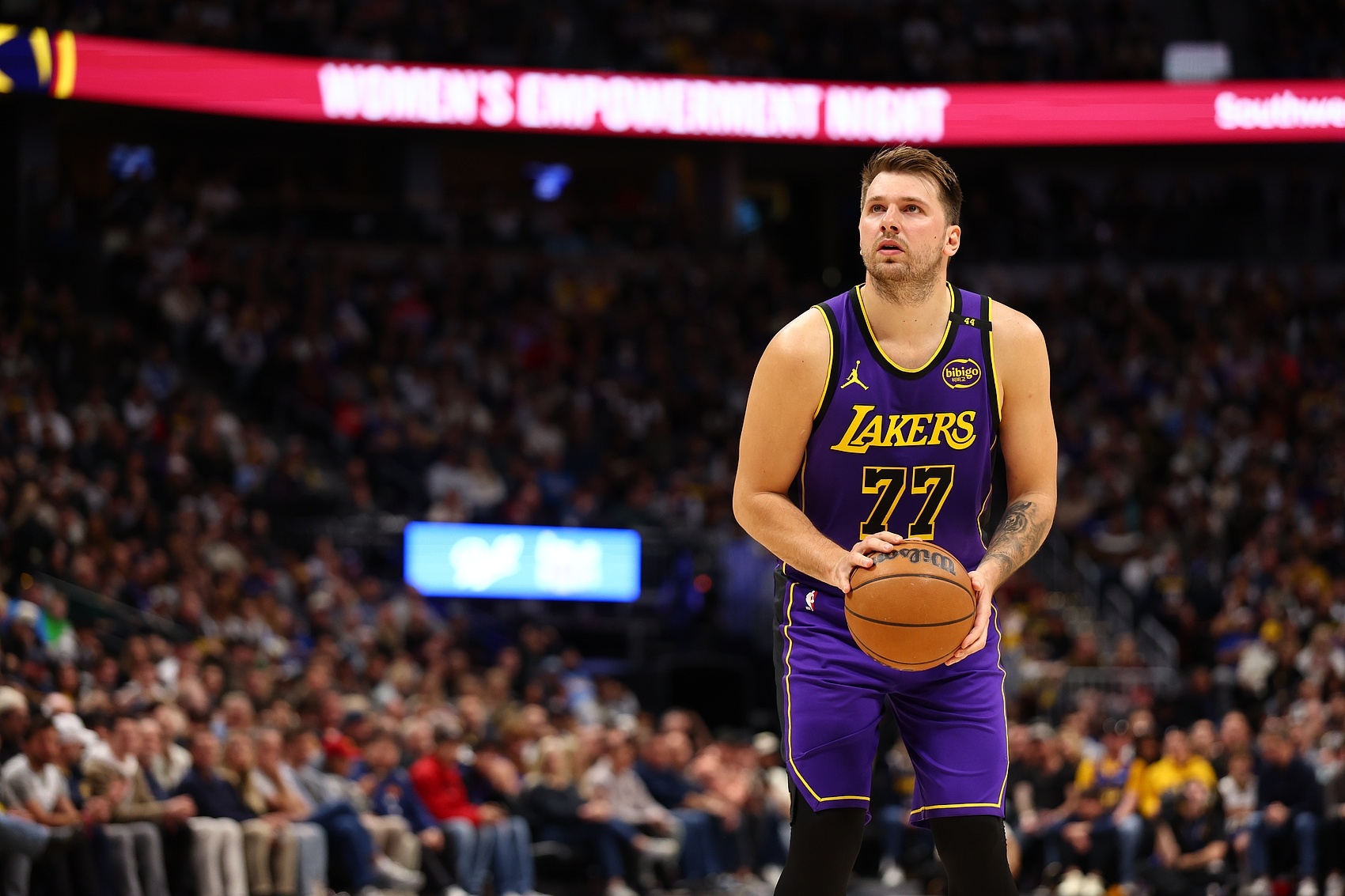  入湖后前5場(chǎng)內(nèi)砍下三雙！東契奇比肩魔詹威 成湖人隊(duì)史第四人