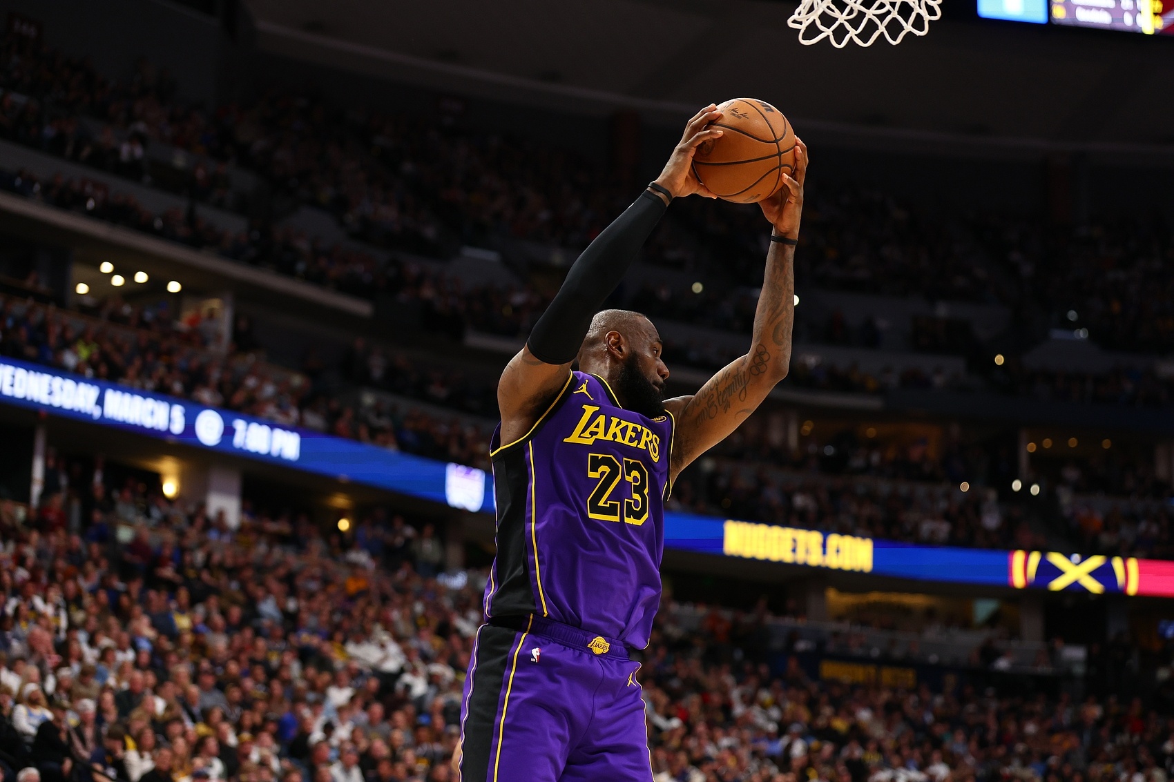  手感可以！詹姆斯首節(jié)3中2貢獻(xiàn)7分4板1斷 3失誤稍多