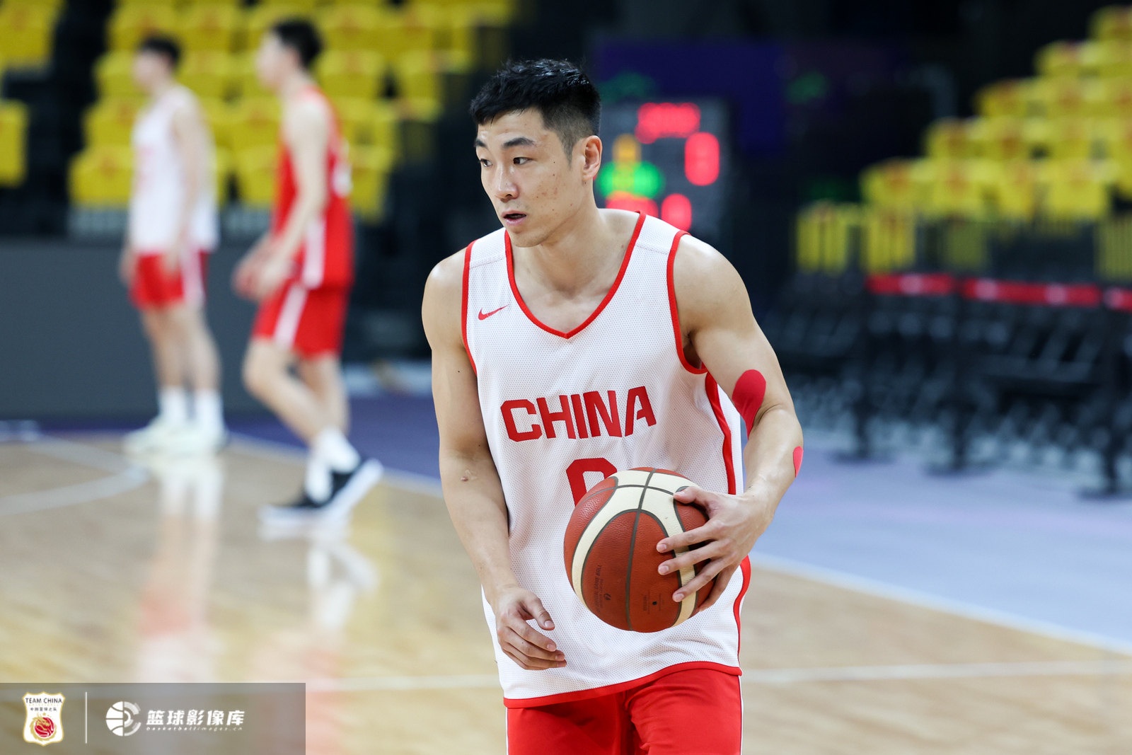  鬼手神掏！高詩巖妙傳&搶斷印象深刻 貢獻(xiàn)3板3助3斷&正負(fù)值+15！