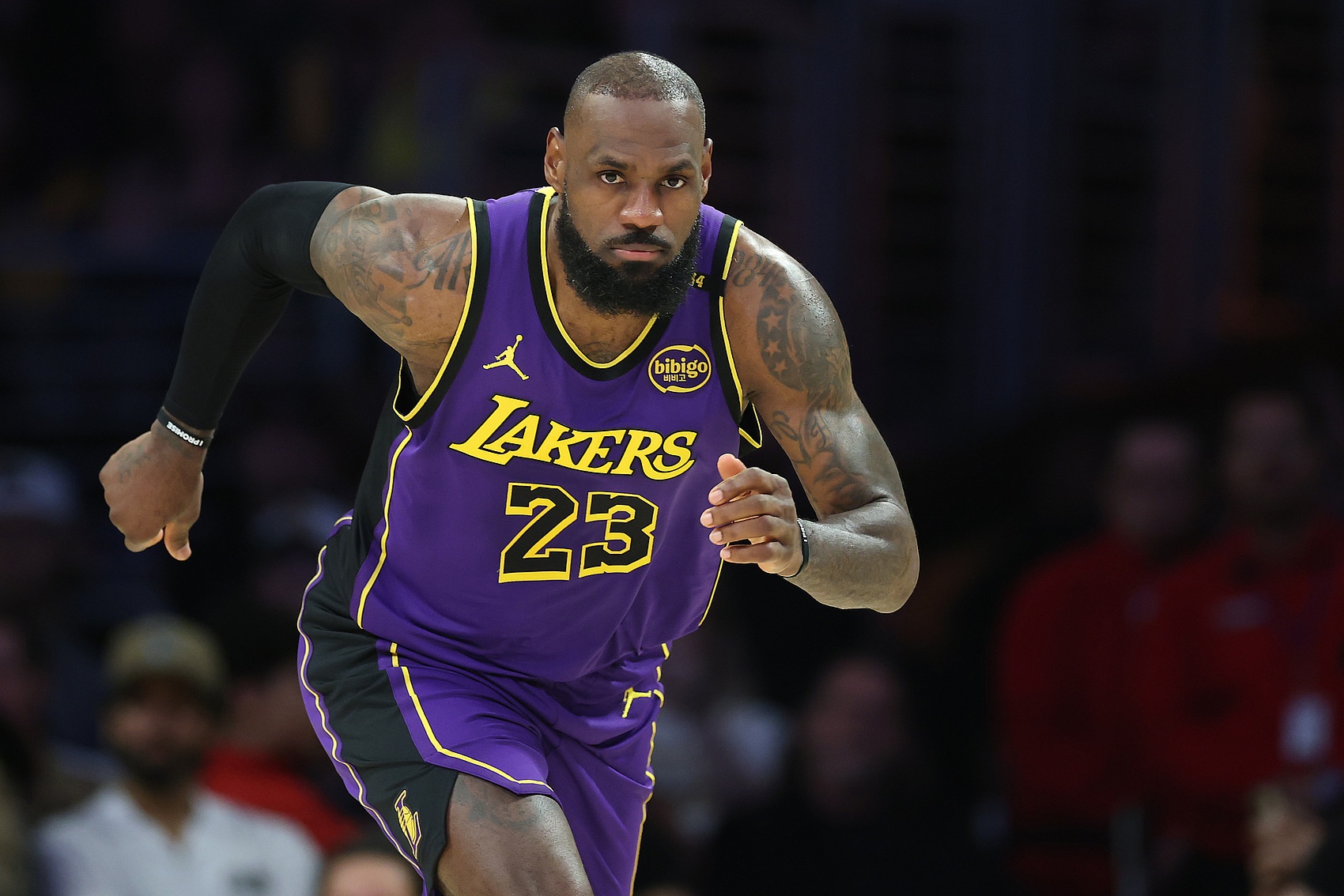  輕松高效！詹姆斯首節(jié)5中4拿到10分3板2助1斷 正負值+14