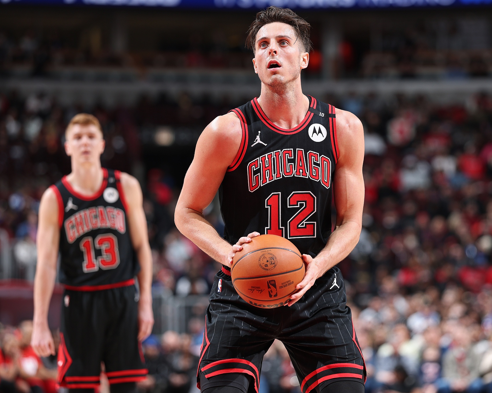  狀態(tài)出色！科林斯半場(chǎng)9中6拿到16分8板 兩項(xiàng)數(shù)據(jù)均最高