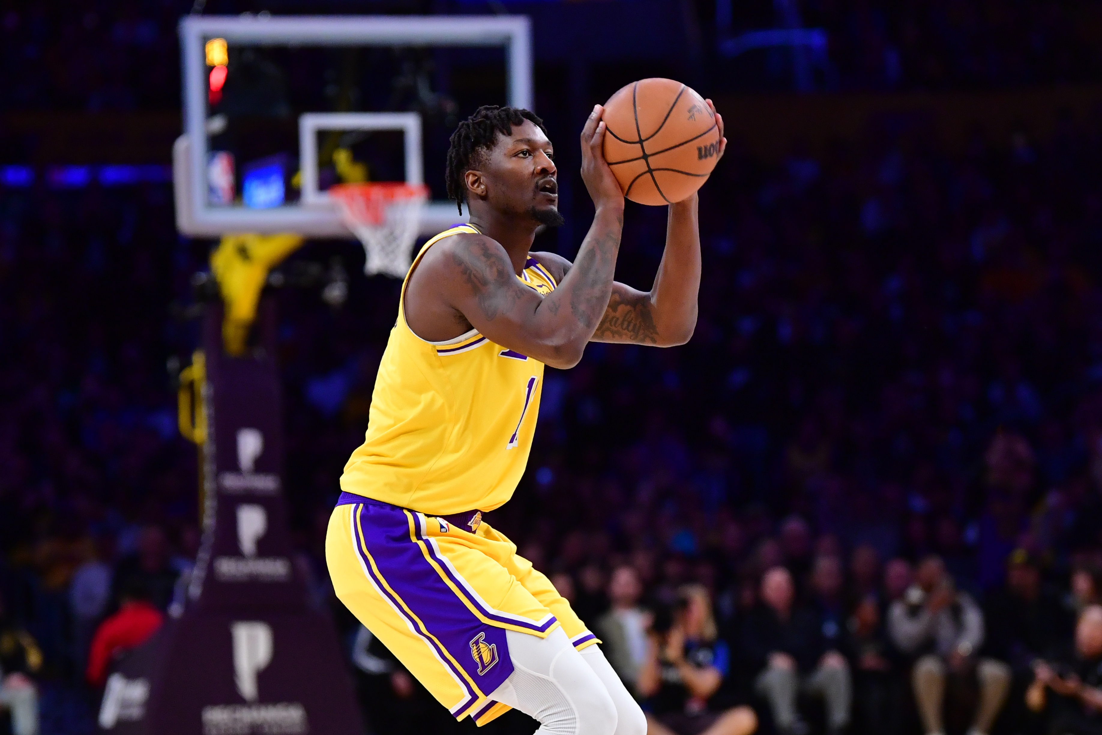  我真防不了字母！芬尼-史密斯8中2得5分1板 三分5中1