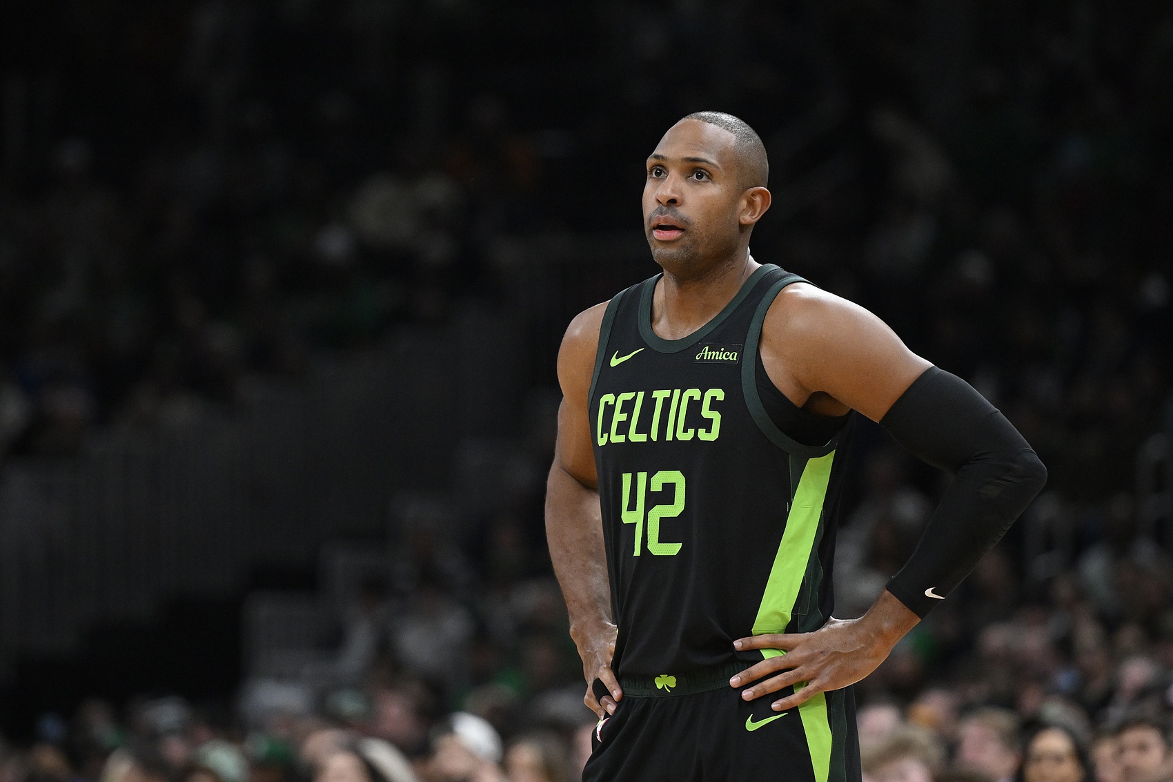  老當(dāng)益壯！霍福德射中6記三分拿到18分10板6助1斷2帽表現(xiàn)全面