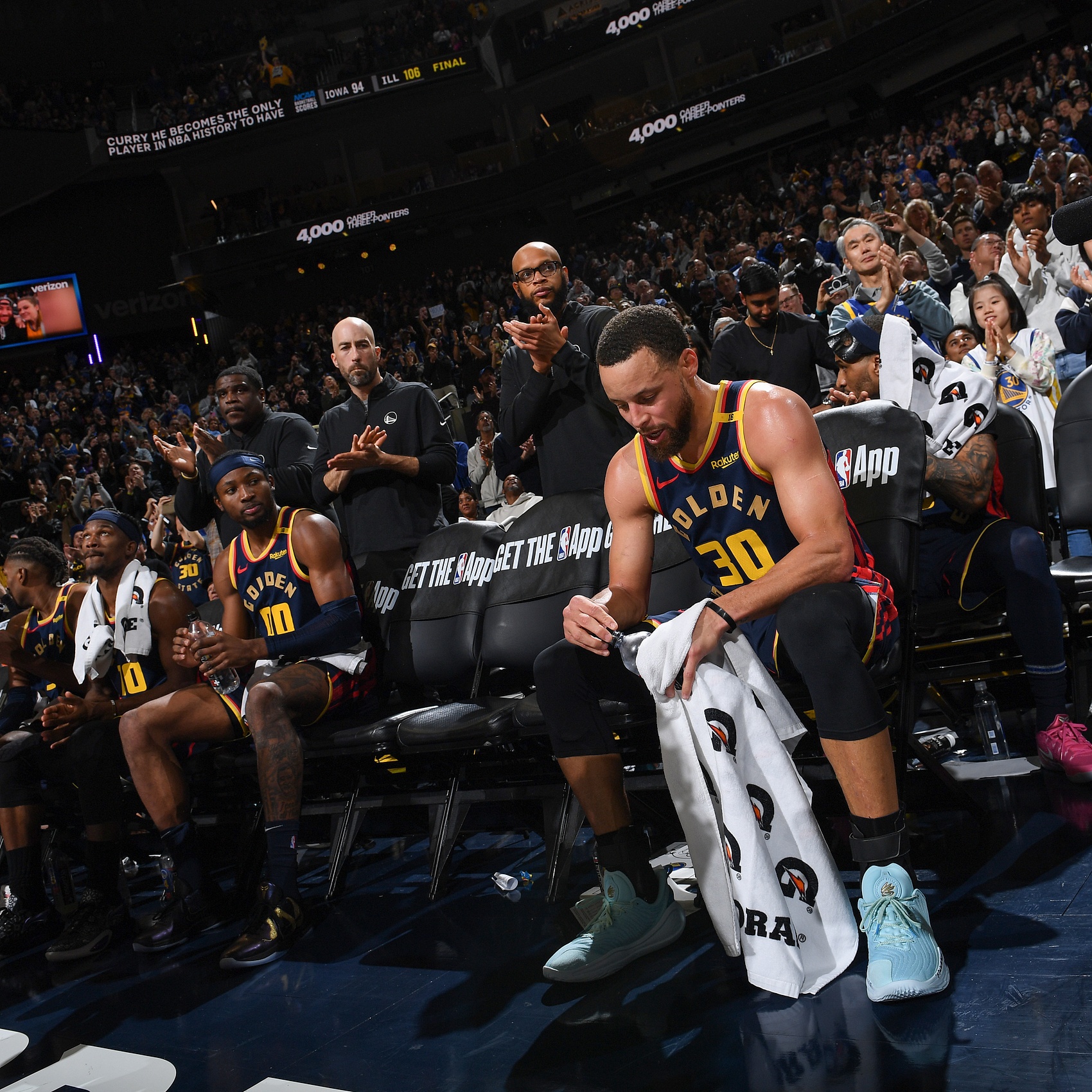  向5000沖擊！庫(kù)里本賽季場(chǎng)均命中4.4記三分 累計(jì)命中253個(gè)三分