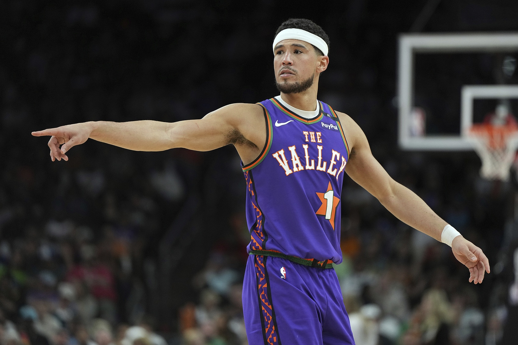  準絕殺完成救贖！布克18中7拿到19分7板12助