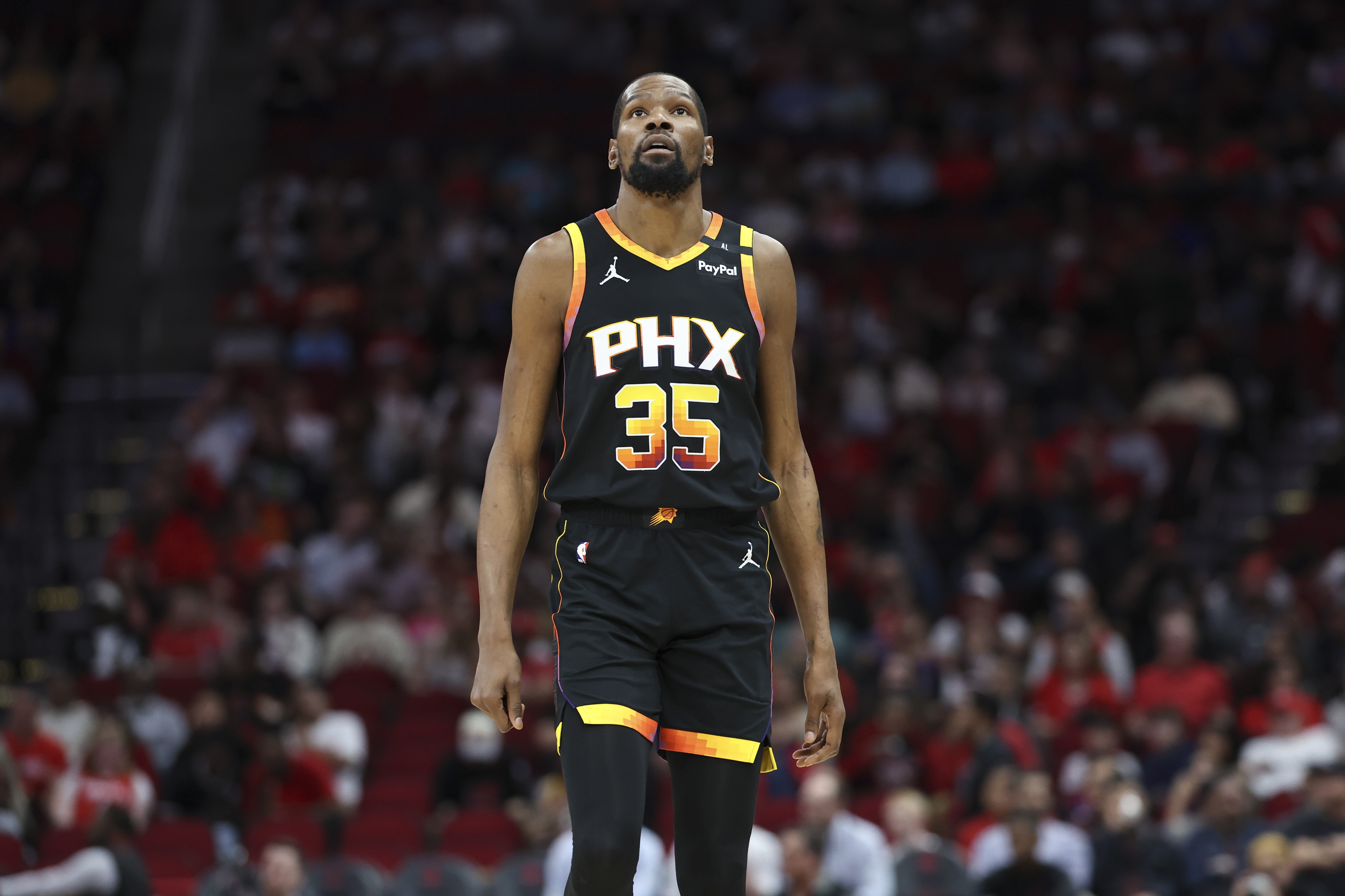  杜蘭特談與華子相撞：當(dāng)時(shí)都在努力搶球 知道他會(huì)回到比賽中的