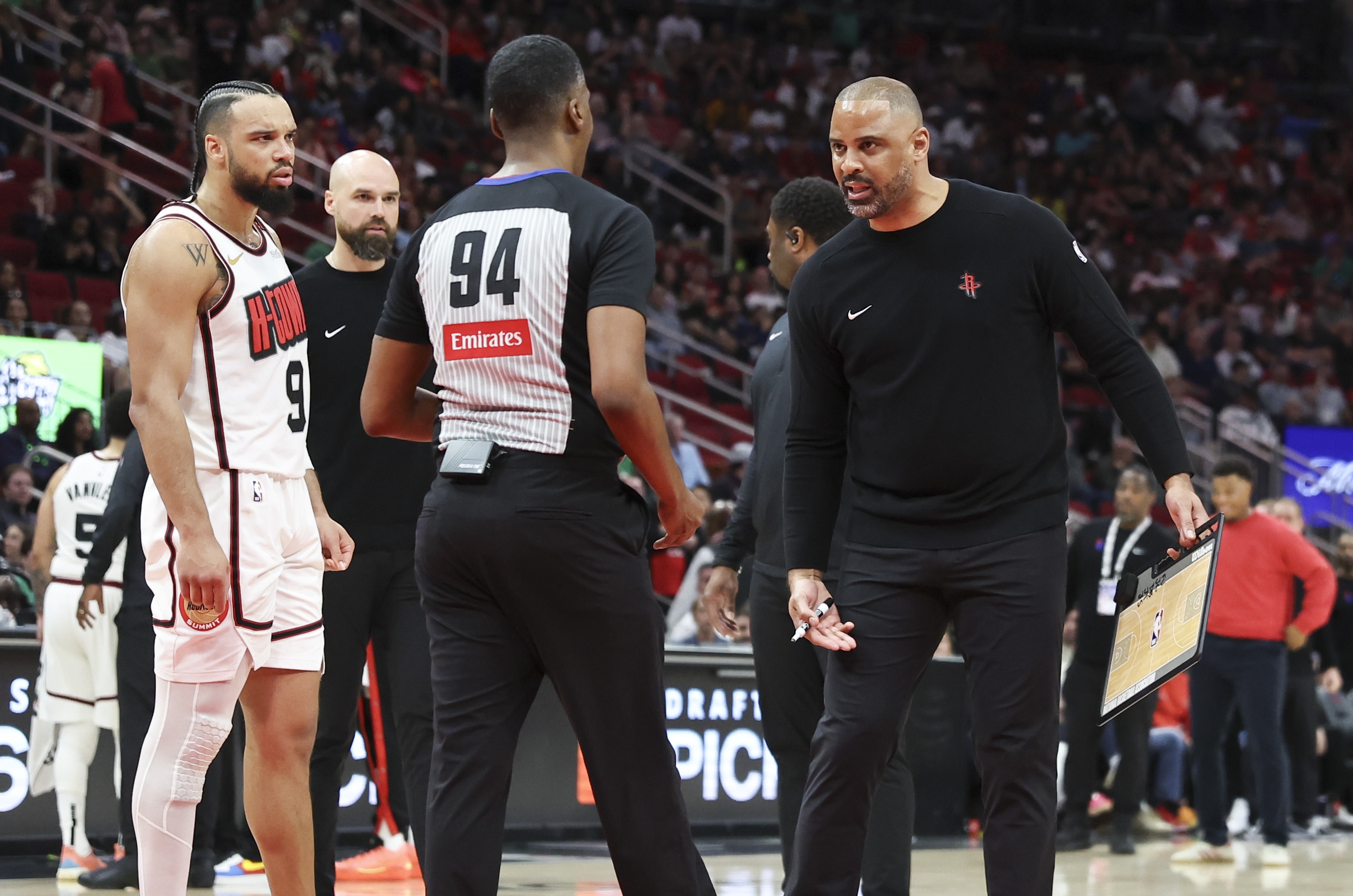  烏度卡：狄龍吃2T被驅(qū)逐 因?yàn)樗詾椴门兄淮盗怂粋€(gè)人技術(shù)犯規(guī)