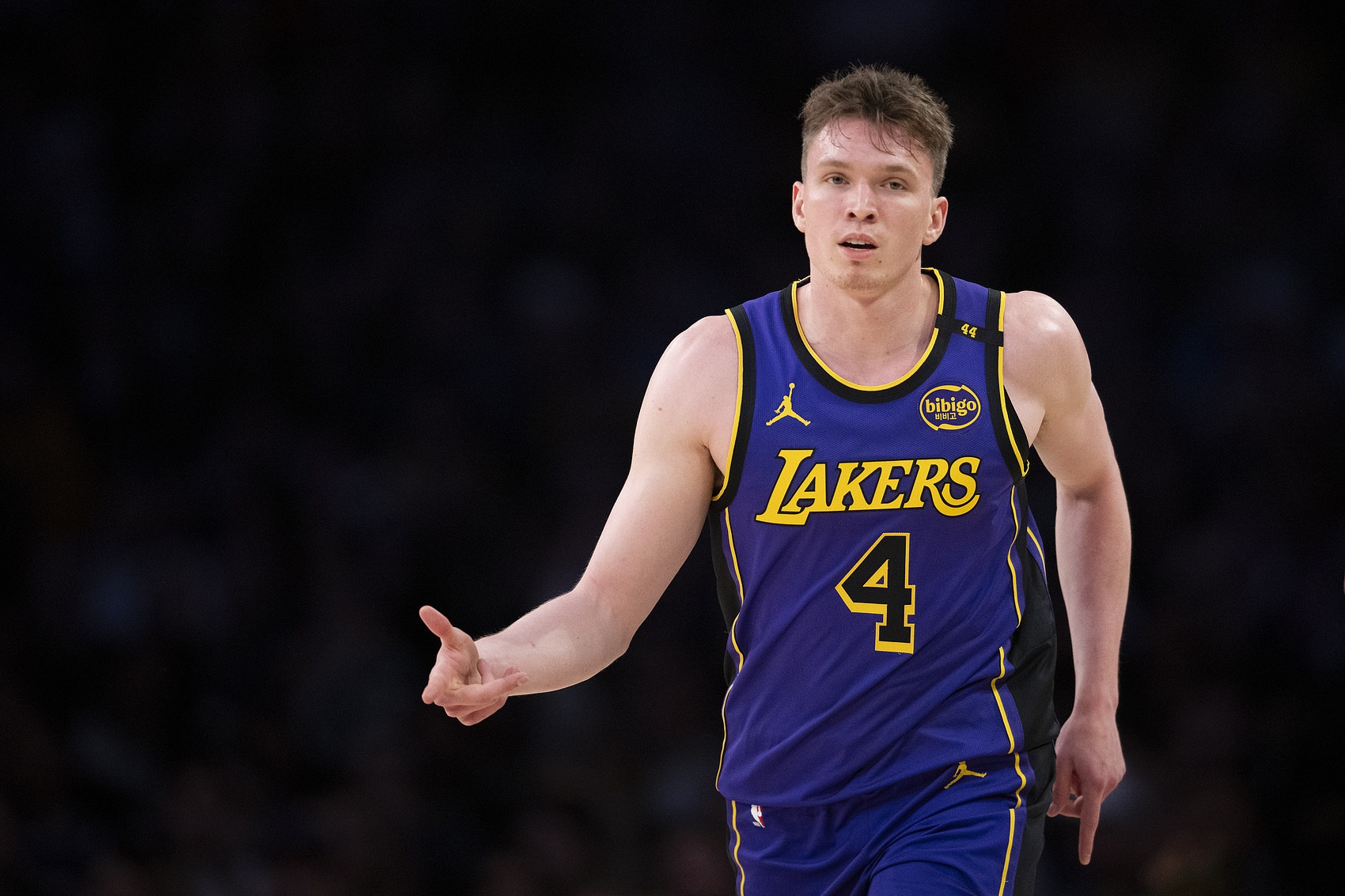  投得很準(zhǔn)！克內(nèi)克特半場3記三分拿到10分1板1助