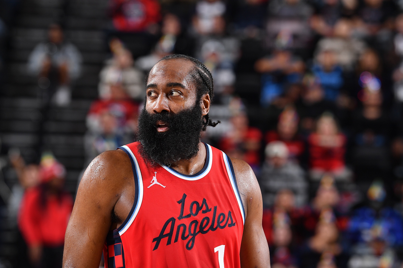  還是一瘸一拐！哈登：大腿被膝蓋頂了一下&腳也扭到了 但我沒(méi)事