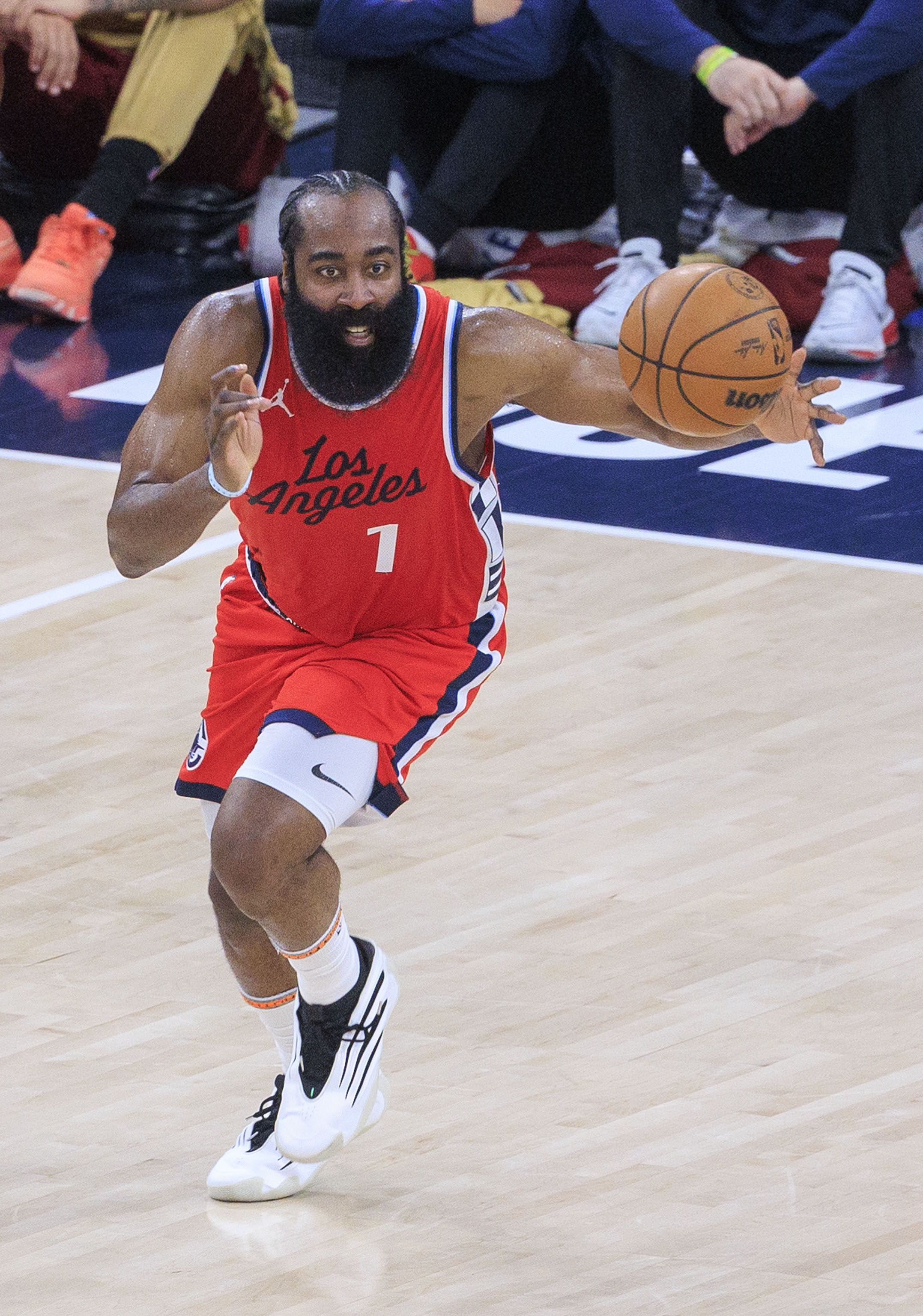  35歲200+天！哈登單賽季達(dá)成1500+分500+助攻 歷史后衛(wèi)最老