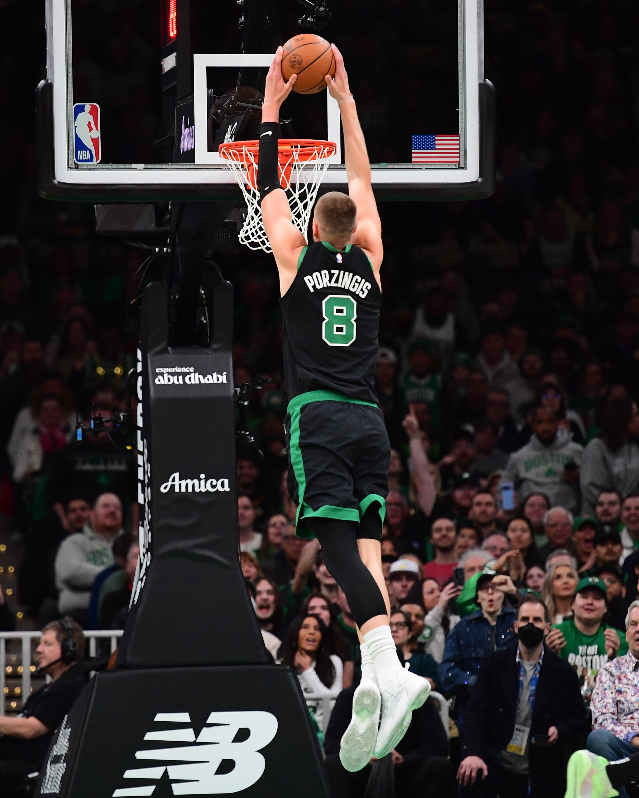  內(nèi)線高塔！波爾津吉斯出場24分鐘15中9&三分5中3砍27分10板6助1斷