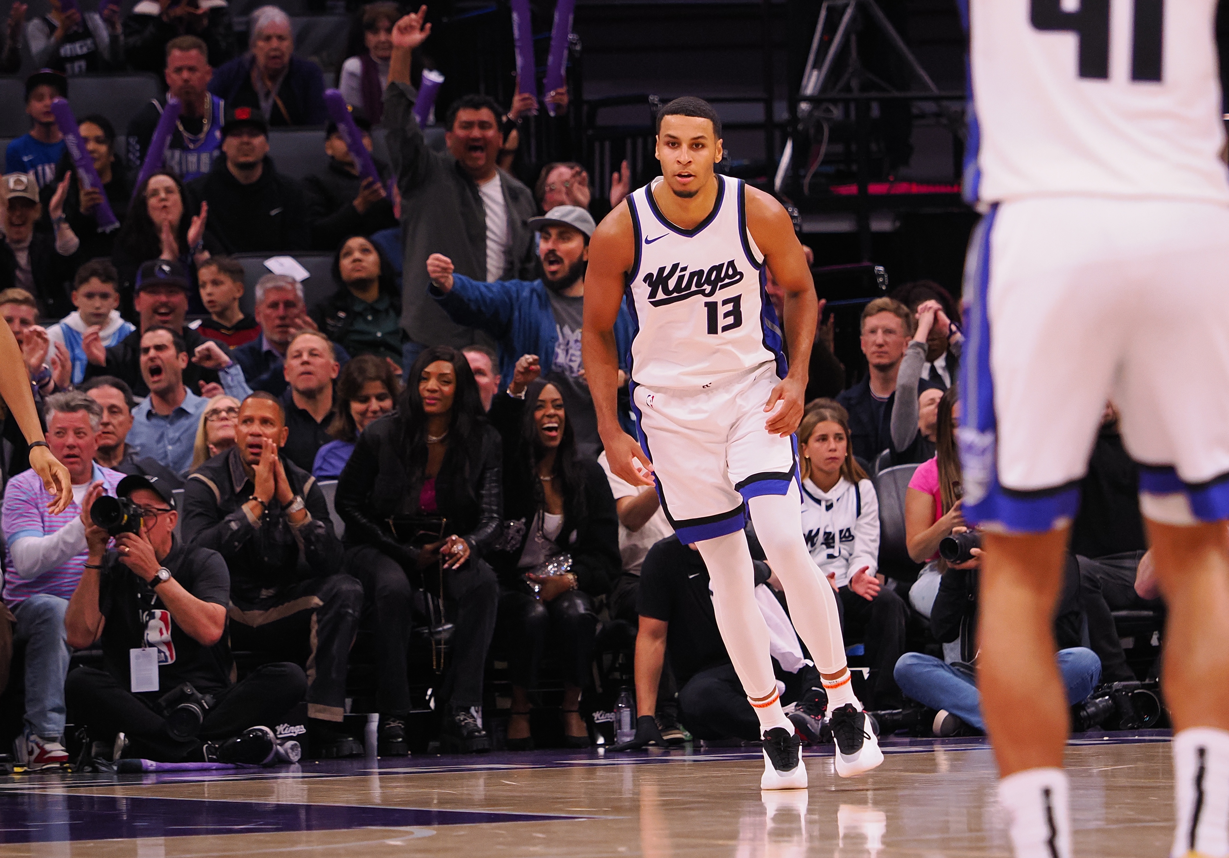  恐怖的外線火力！國(guó)王第三節(jié)三分13中10 基根-穆雷獨(dú)中5記三分