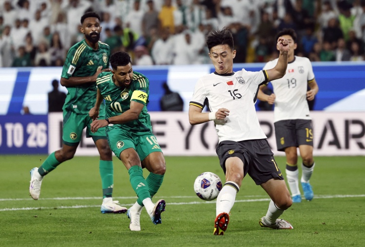  記者：蔣圣龍狀態(tài)火熱，斯盧茨基面對(duì)多人傷停可以寬心不少