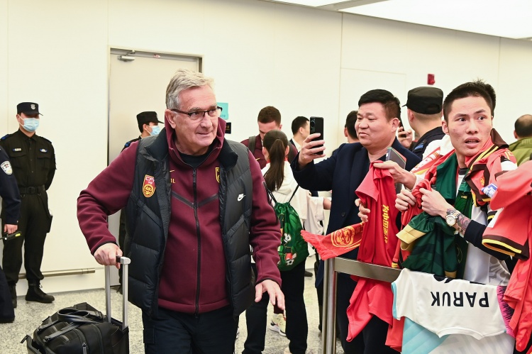  國(guó)足助教陳濤：開(kāi)場(chǎng)就應(yīng)該跟對(duì)手磕，踢了5分鐘就感覺(jué)在收著踢