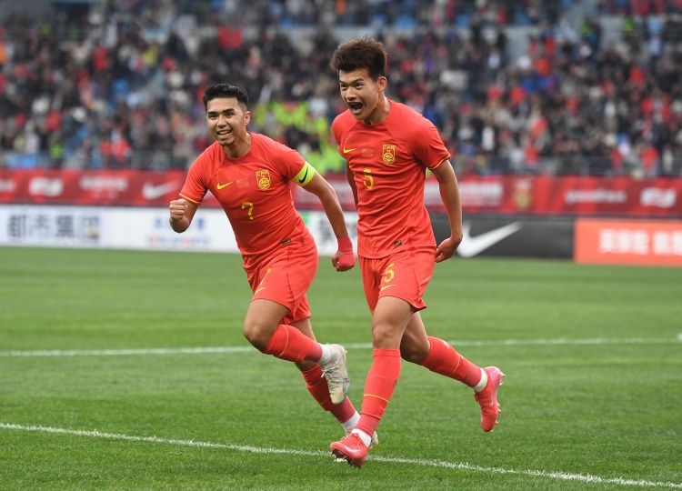  津媒：U22國足與成年隊老大哥相比腳下技術(shù)更過硬，敢突破過人