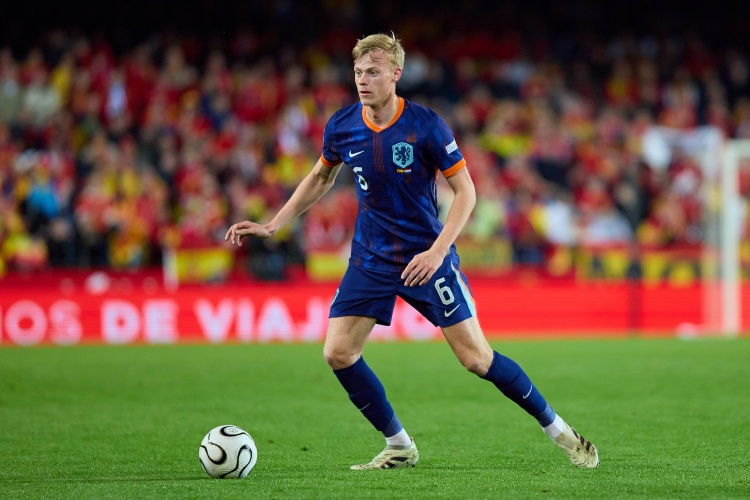  范赫克談送點(diǎn)：我認(rèn)為是奧亞薩瓦爾絆倒了我，他把腿放在我前面