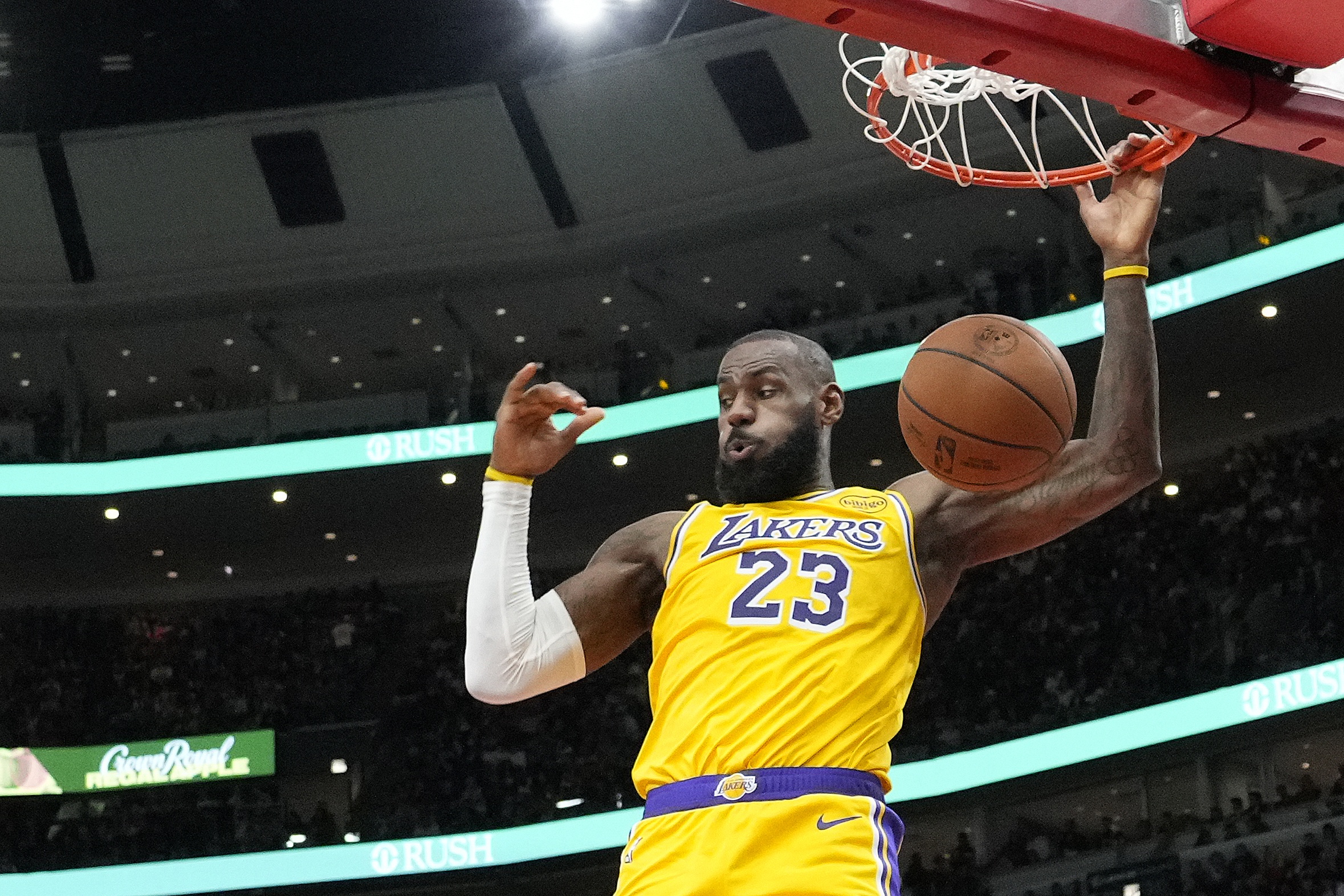  以身作則！詹姆斯上半場(chǎng)13中6得14分1板4助2斷 兩次造進(jìn)攻犯規(guī)